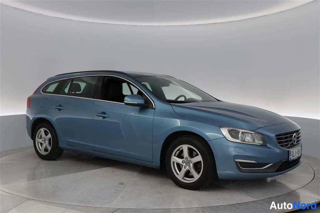 Blue Volvo V60 2014, front three-quarter, nose to the right, photo 2