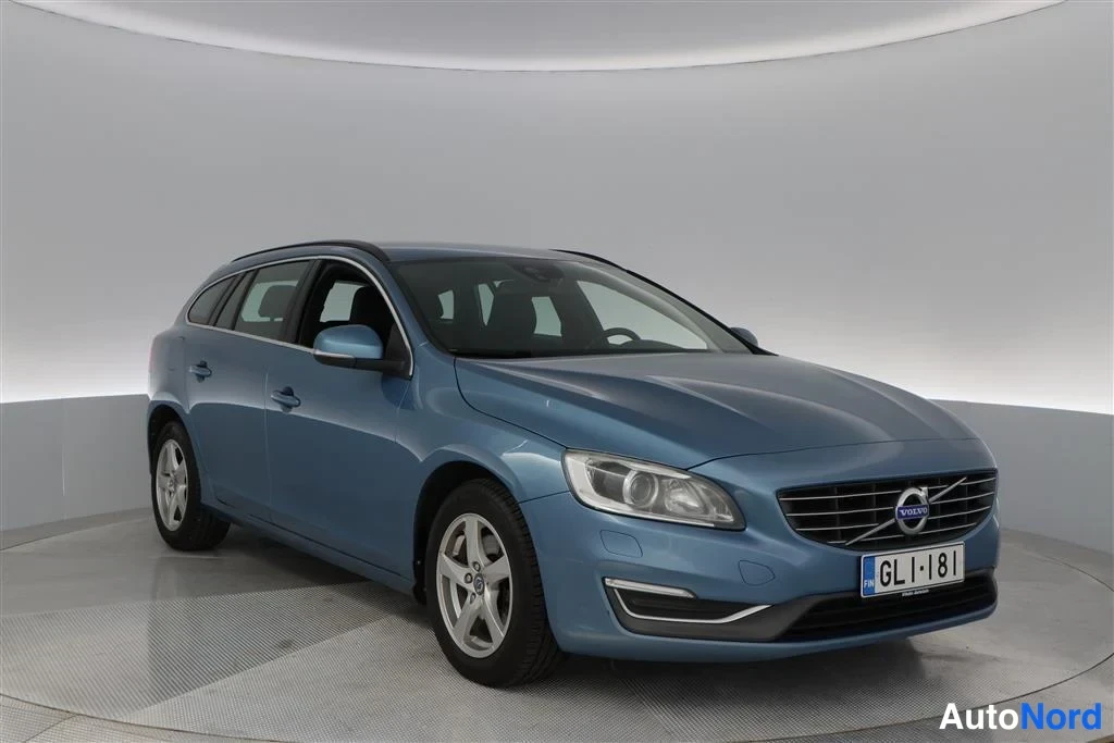 Blue Volvo V60 2014, front three-quarter, nose to the right, photo 3