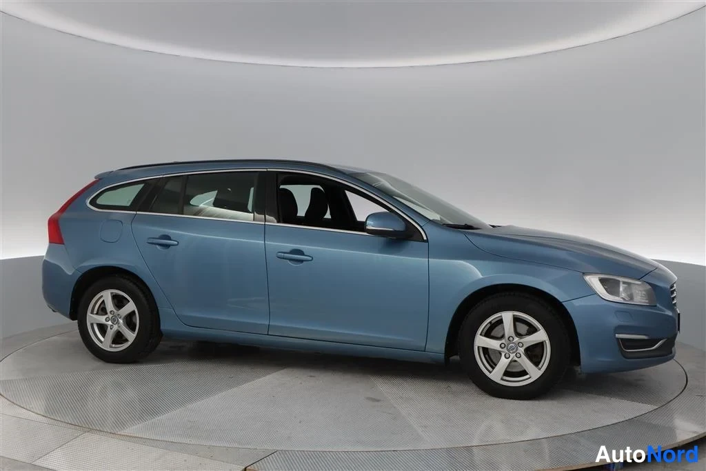 Blue Volvo V60 2014, front three-quarter, nose to the right, photo 4