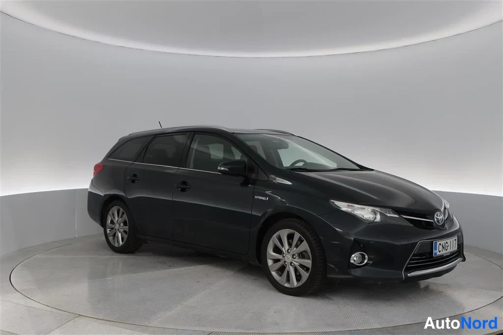Blue Toyota Auris 2015, front three-quarter, nose to the right, photo 5
