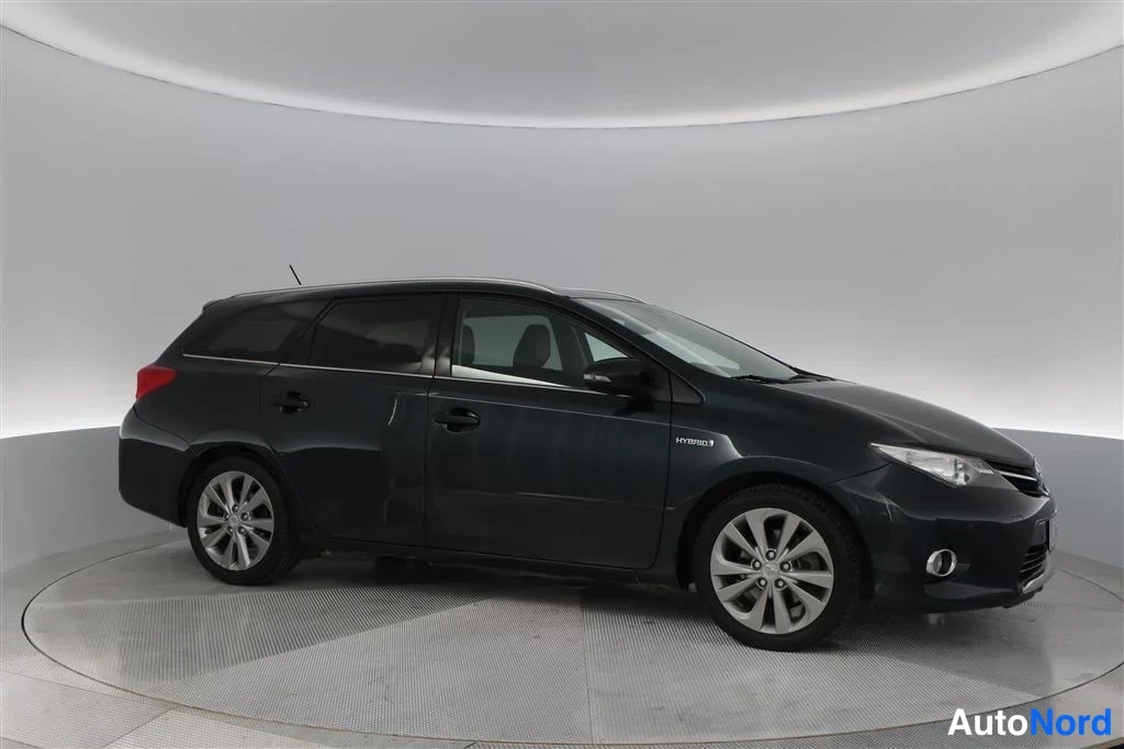 Blue Toyota Auris 2015, front three-quarter, nose to the right, photo 6