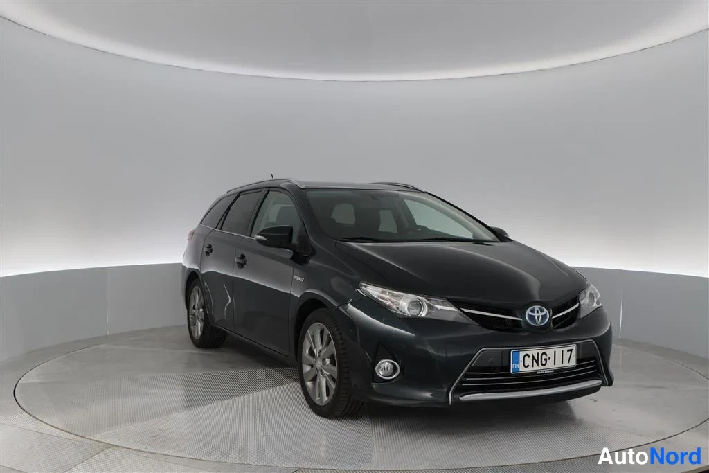 Blue Toyota Auris 2015, front three-quarter, nose to the right, photo 7