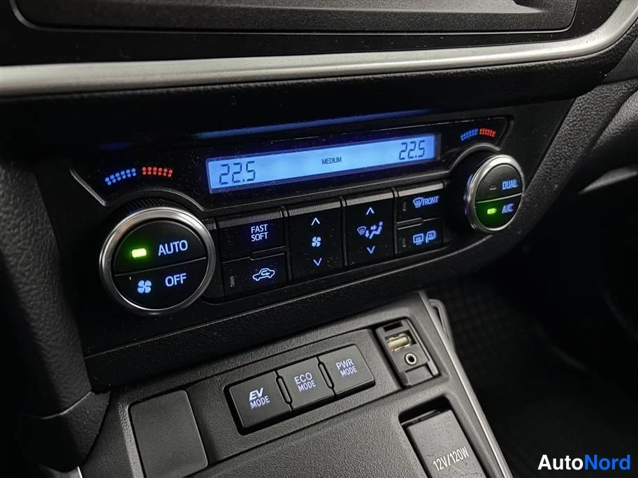 Blue Toyota Auris 2015, detail, photo 34