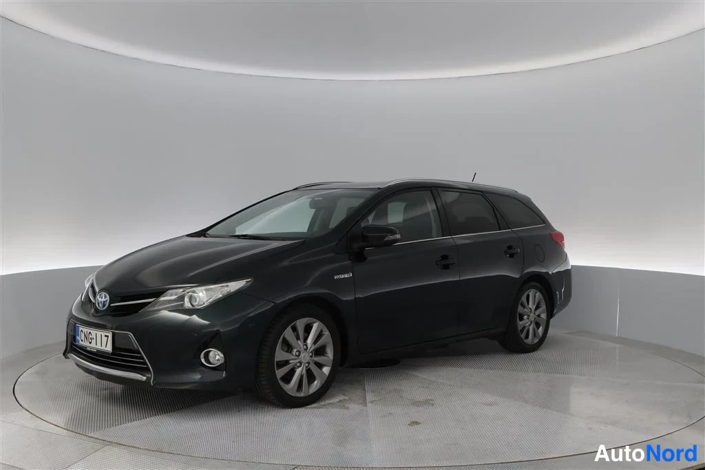Blue Toyota Auris 2015, front three-quarter, nose to the left, photo 2