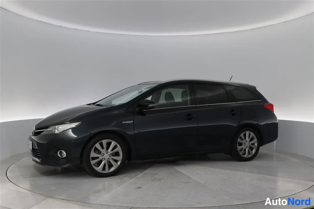 Blue Toyota Auris 2015, front three-quarter, nose to the left, photo 3