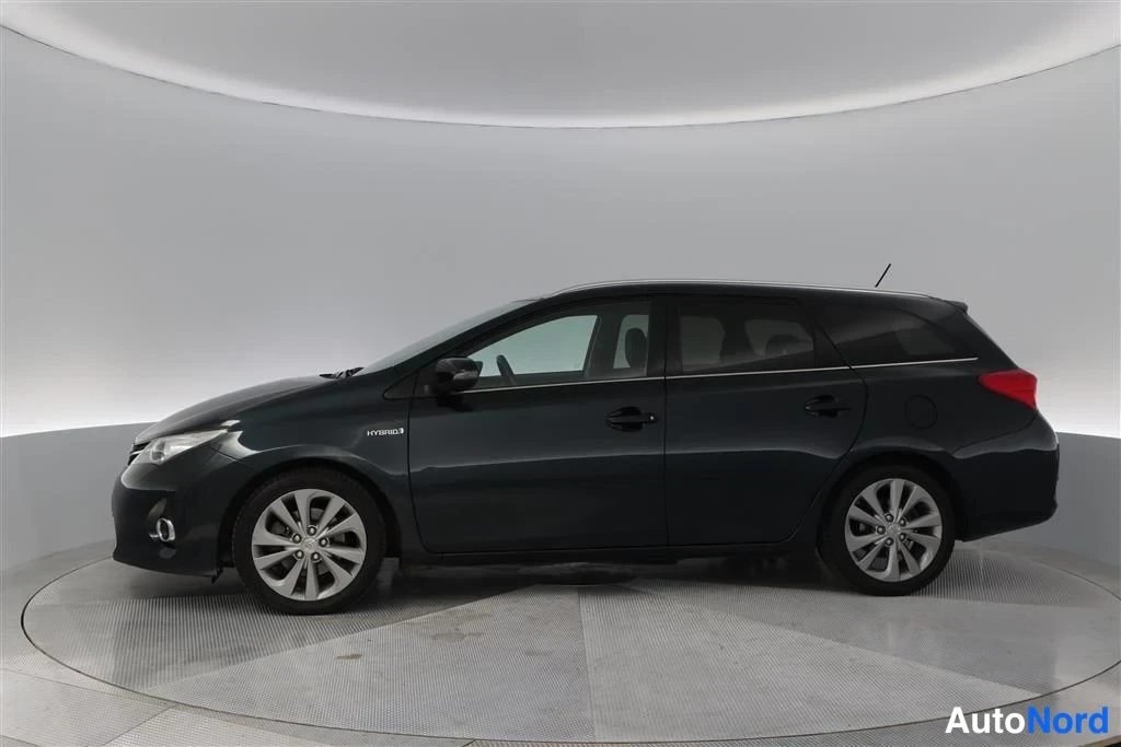 Blue Toyota Auris 2015, front three-quarter, nose to the left, photo 4