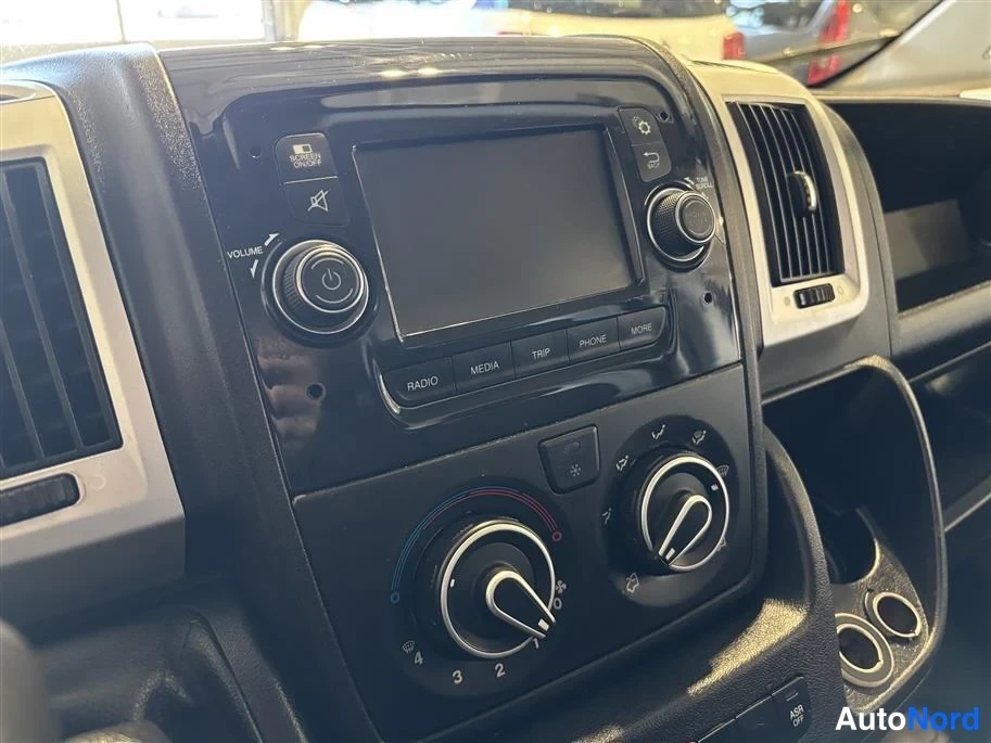 White Citroen Jumper 2020, detail, photo 13