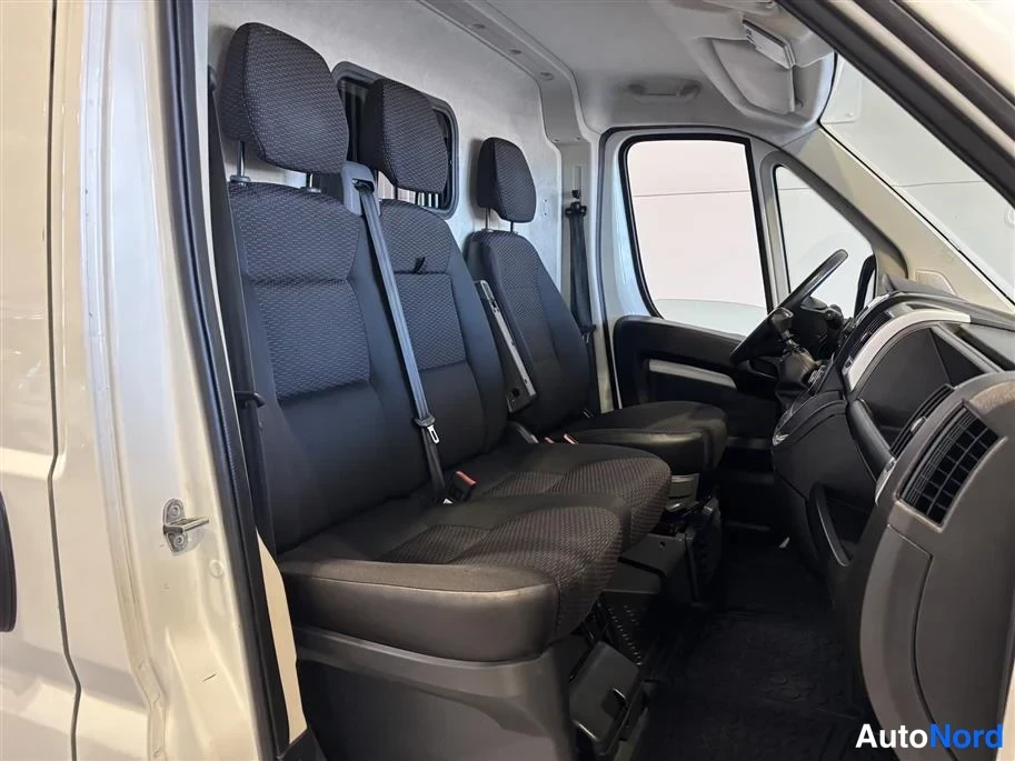 White Citroen Jumper 2020, front seats, photo 9