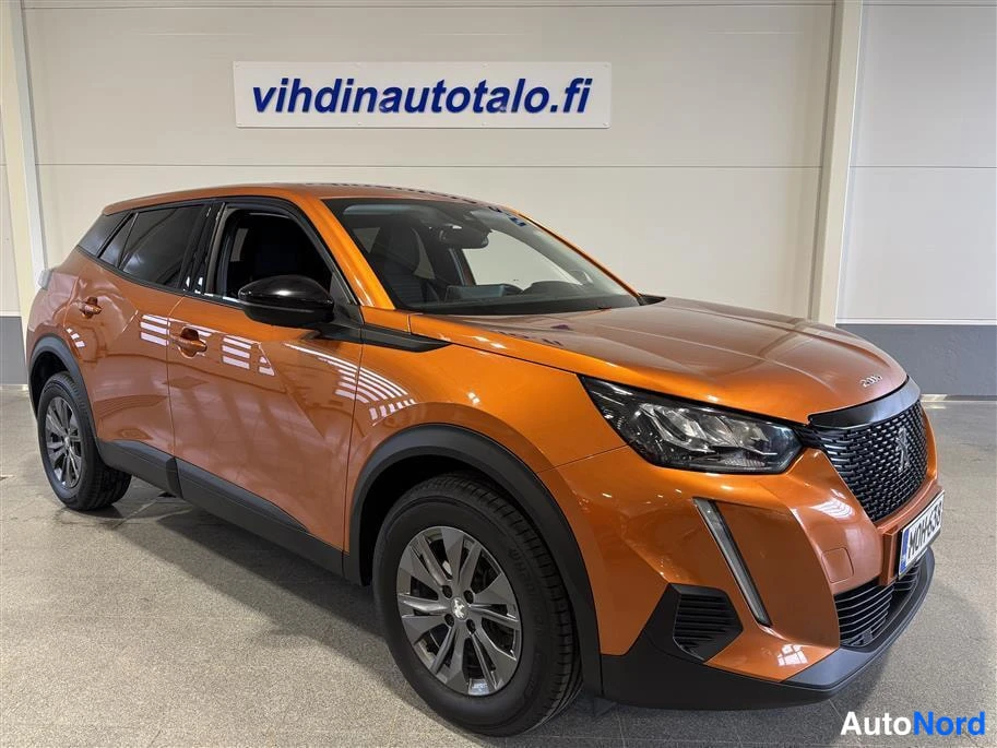 Orange Peugeot 2008 2022, front three-quarter, nose to the right, photo 3