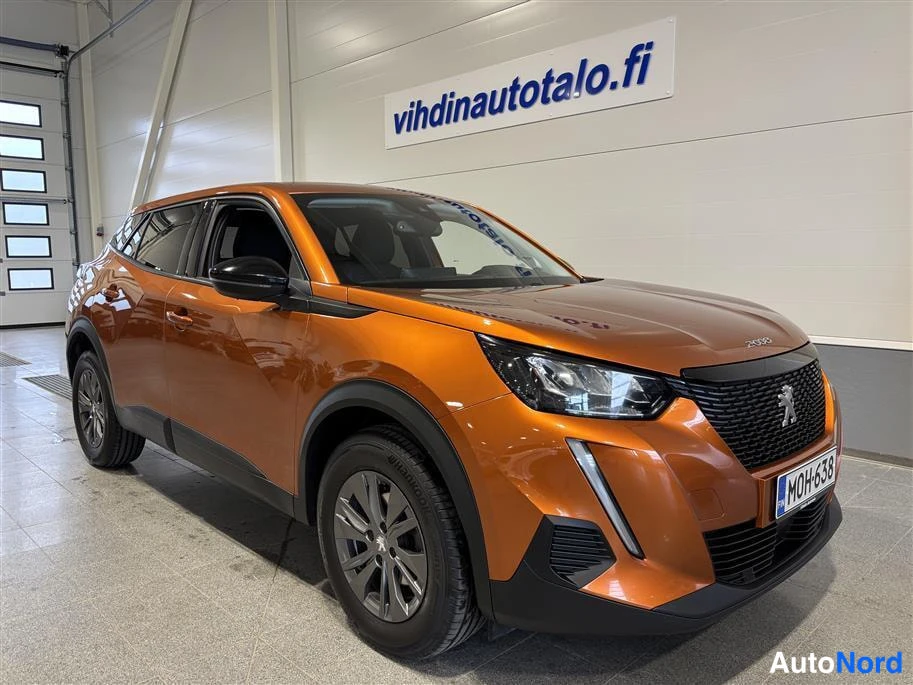 Orange Peugeot 2008 2022, front three-quarter, nose to the right, photo 2