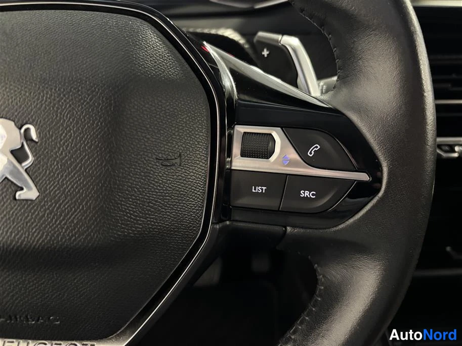 Orange Peugeot 2008 2022, detail, photo 15