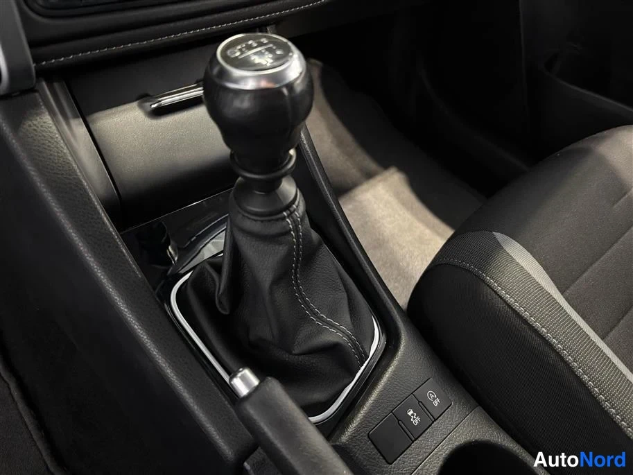 Blue Toyota Auris 2016, detail, photo 15