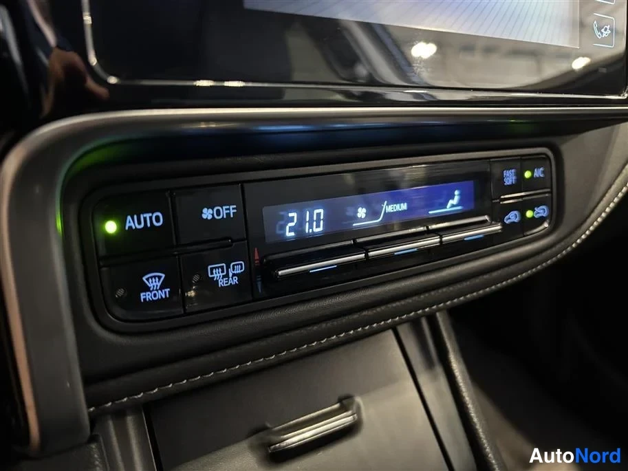 Blue Toyota Auris 2016, detail, photo 16