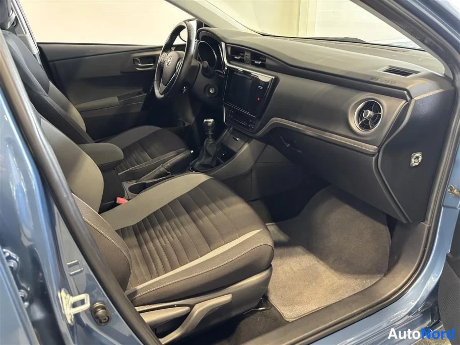 Blue Toyota Auris 2016, cockpit, photo 9