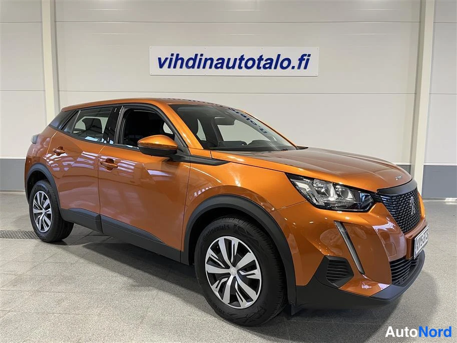 Orange Peugeot 2008 2021, front three-quarter, nose to the right, photo 2