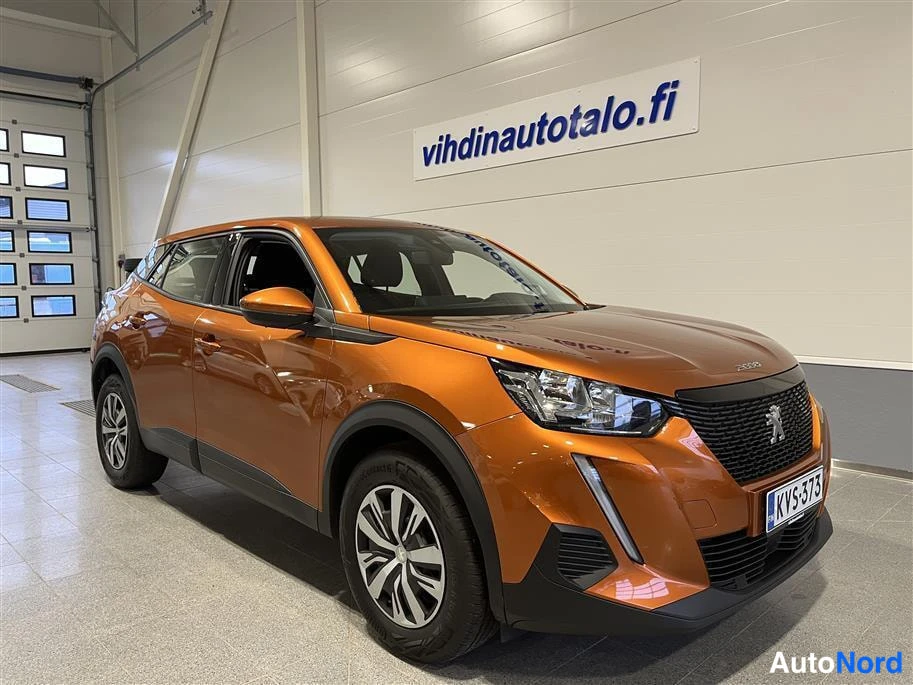 Orange Peugeot 2008 2021, front three-quarter, nose to the right, photo 3