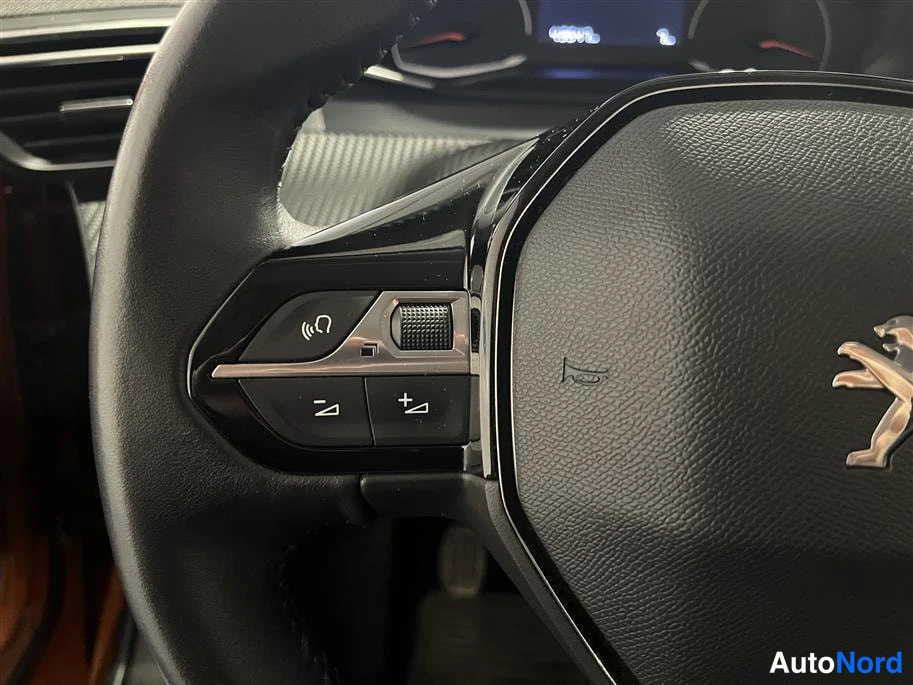 Orange Peugeot 2008 2021, detail, photo 15