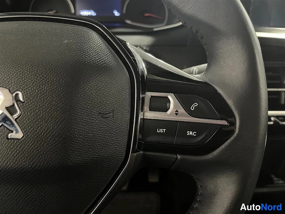 Orange Peugeot 2008 2021, detail, photo 16