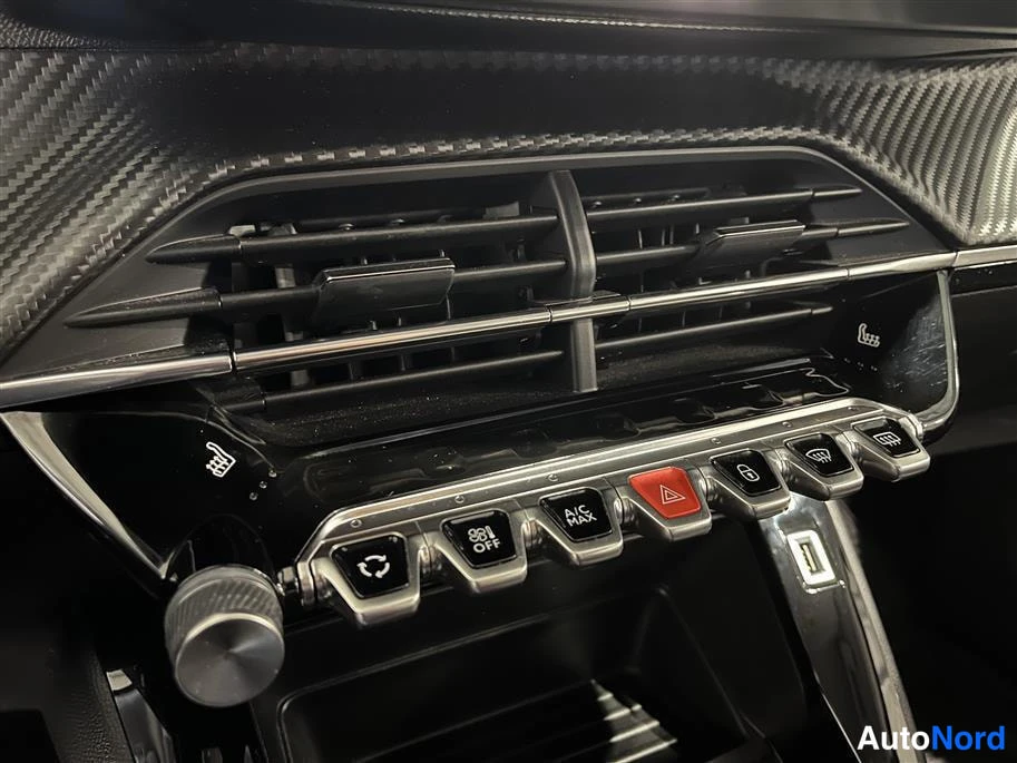 Orange Peugeot 2008 2021, detail, photo 17