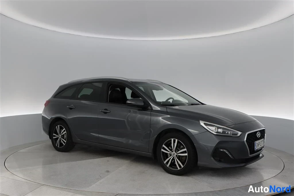 Grey Hyundai i30 2020, front three-quarter, nose to the right, photo 4
