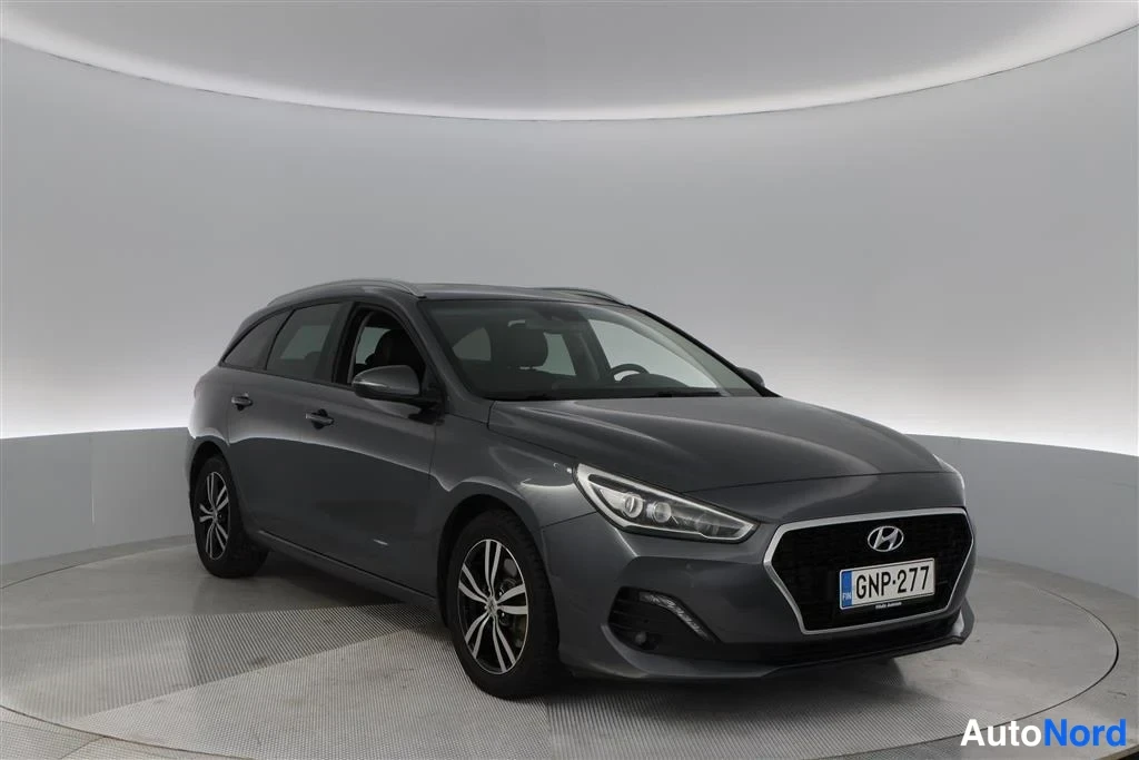 Grey Hyundai i30 2020, front three-quarter, nose to the right, photo 5