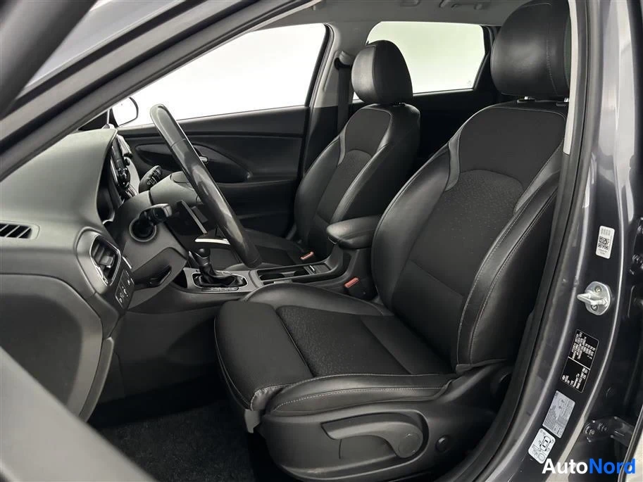 Grey Hyundai i30 2020, front seats, photo 16
