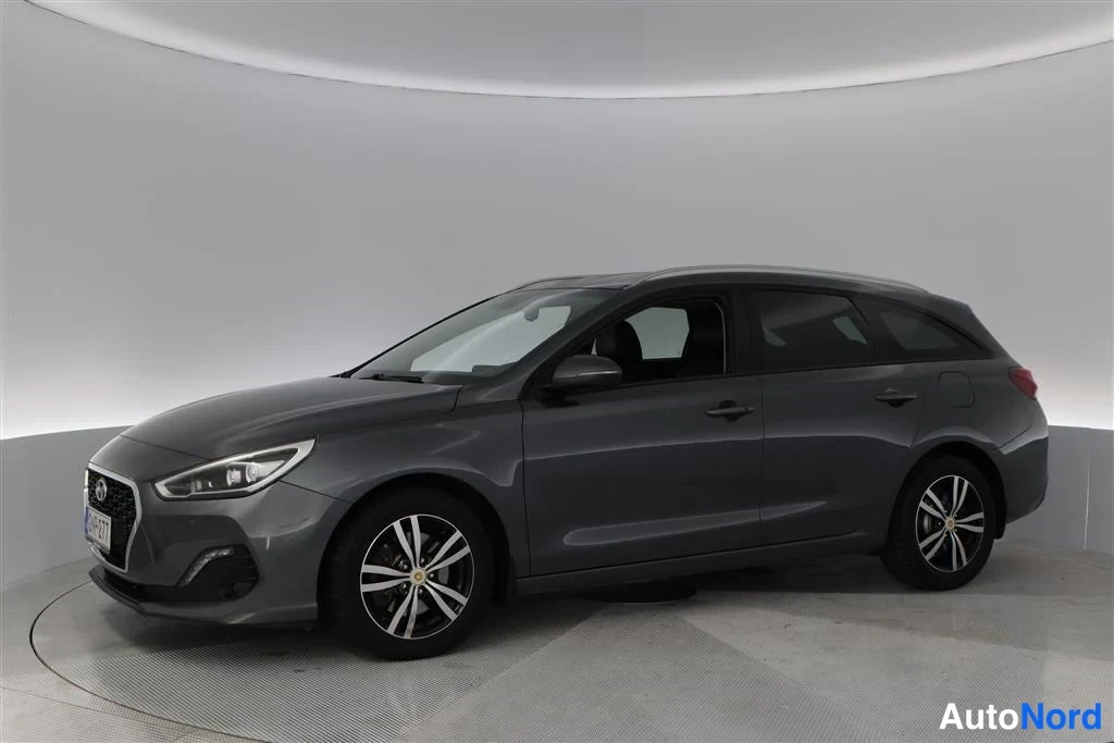 Grey Hyundai i30 2020, front three-quarter, nose to the left, photo 2
