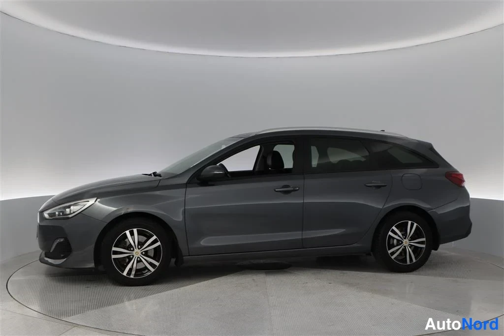 Grey Hyundai i30 2020, front three-quarter, nose to the left, photo 3