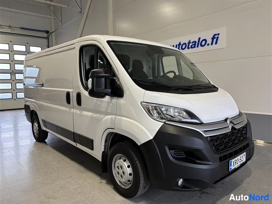 White Citroen Jumper 2023, front three-quarter, nose to the right, photo 2