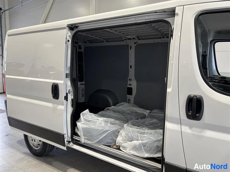 White Citroen Jumper 2023, side, photo 3