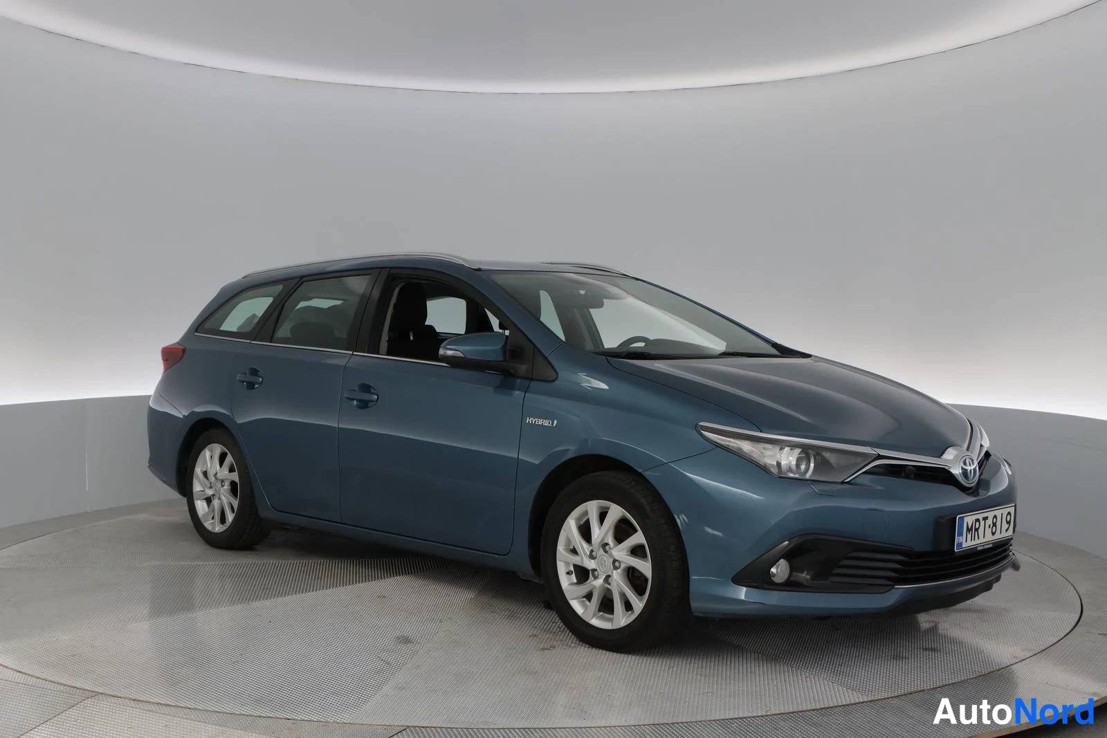 Green Toyota Auris 2018, front three-quarter, nose to the left, photo 2
