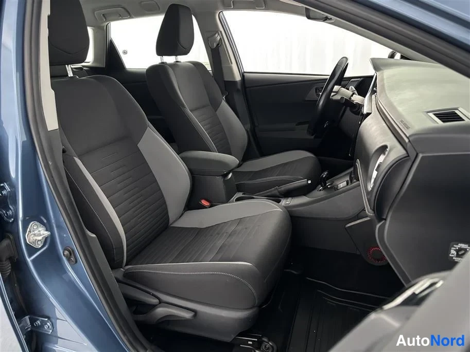 Green Toyota Auris 2018, cockpit, photo 11