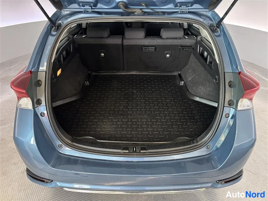 Green Toyota Auris 2018, boot, photo 17