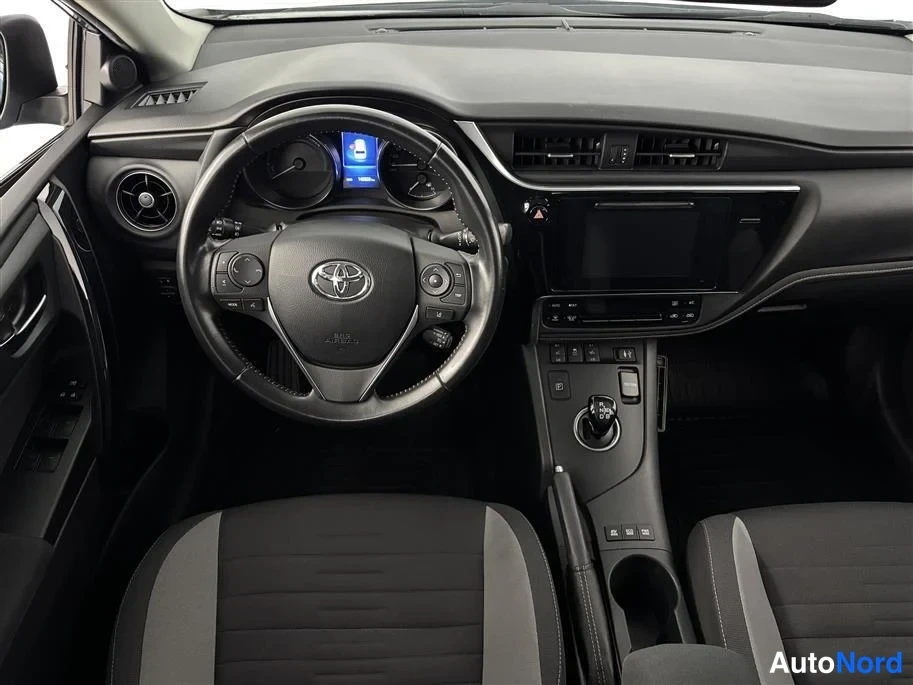 Green Toyota Auris 2018, cockpit, photo 12