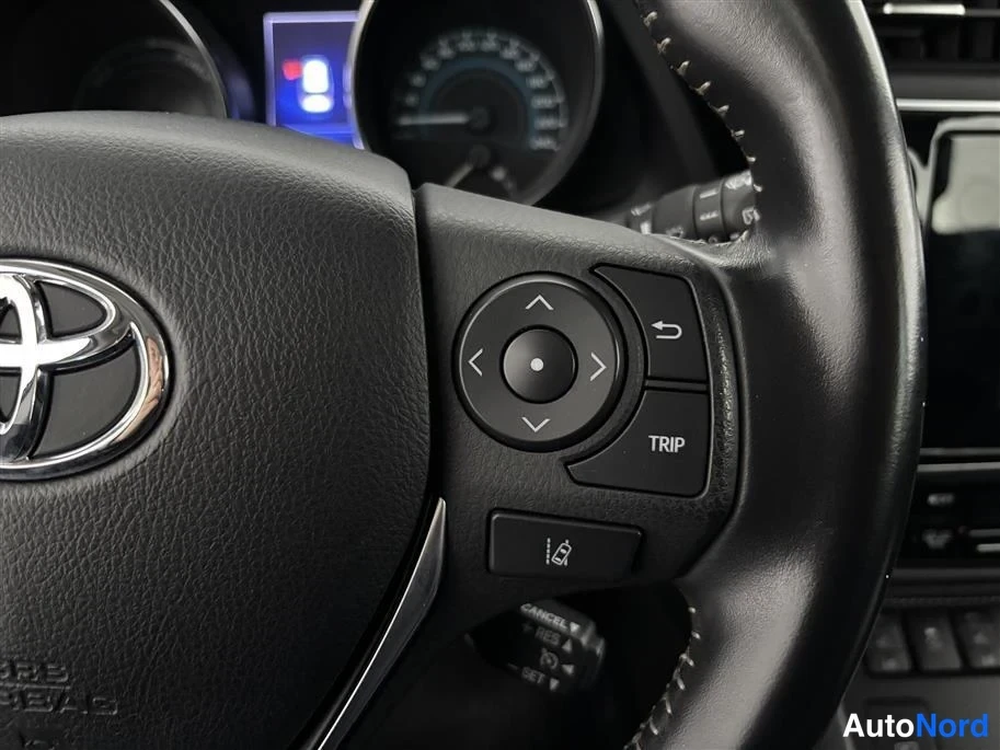 Green Toyota Auris 2018, detail, photo 19