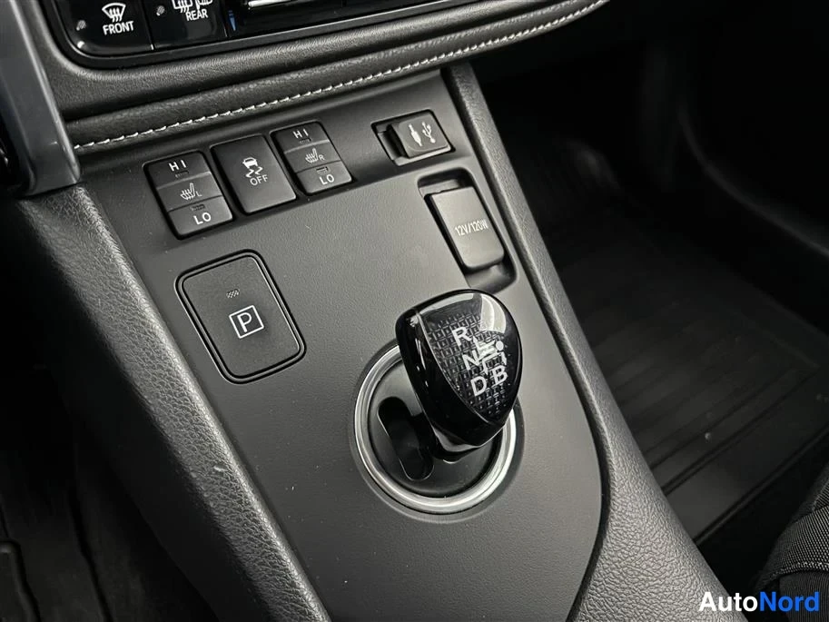 Green Toyota Auris 2018, detail, photo 20
