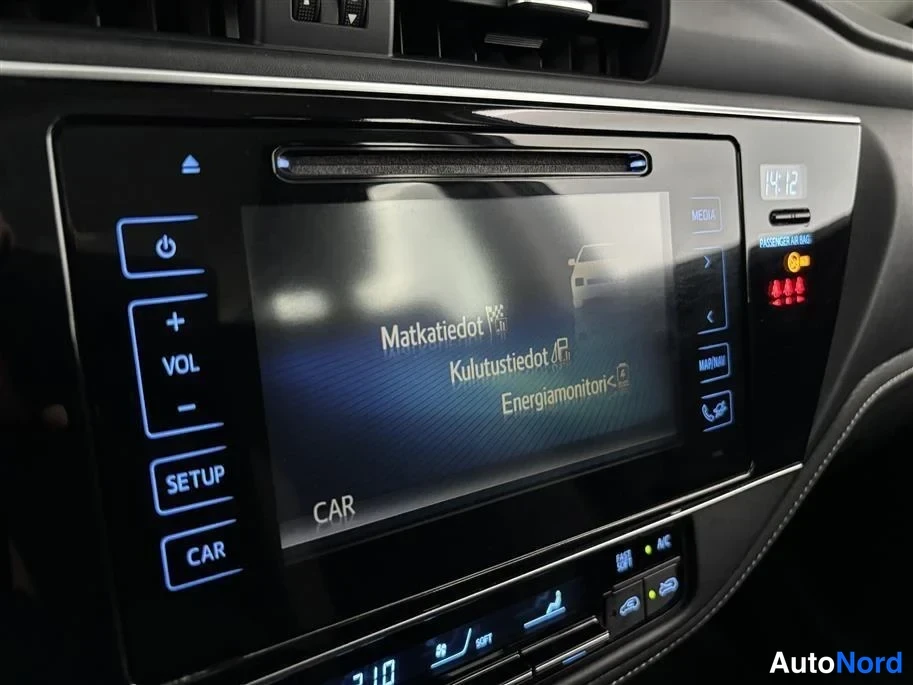 Green Toyota Auris 2018, detail, photo 22