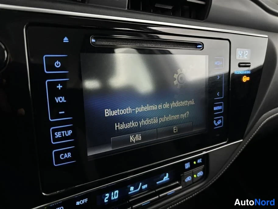 Green Toyota Auris 2018, detail, photo 24