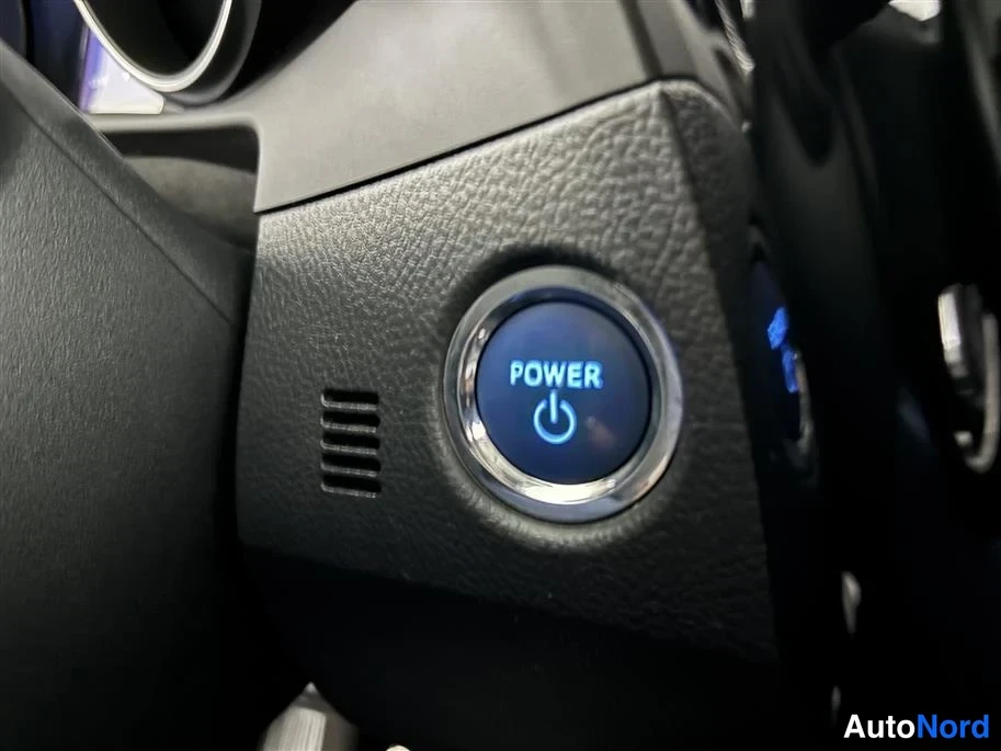Green Toyota Auris 2018, detail, photo 27