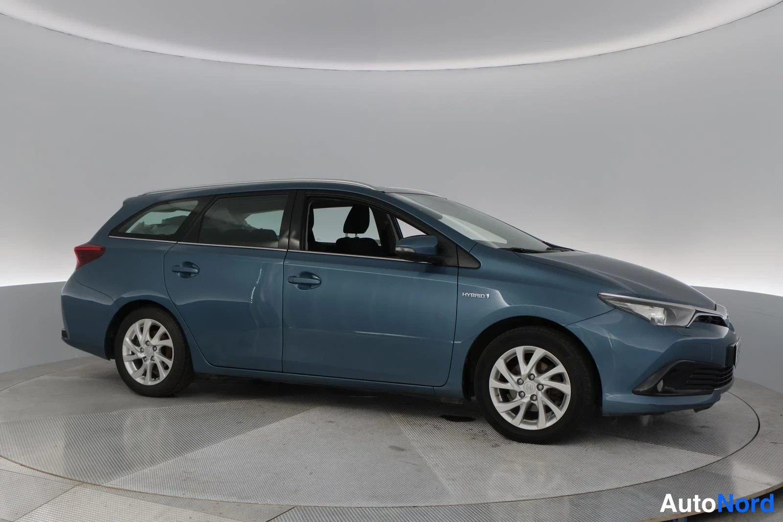 Green Toyota Auris 2018, front three-quarter, nose to the right, photo 4
