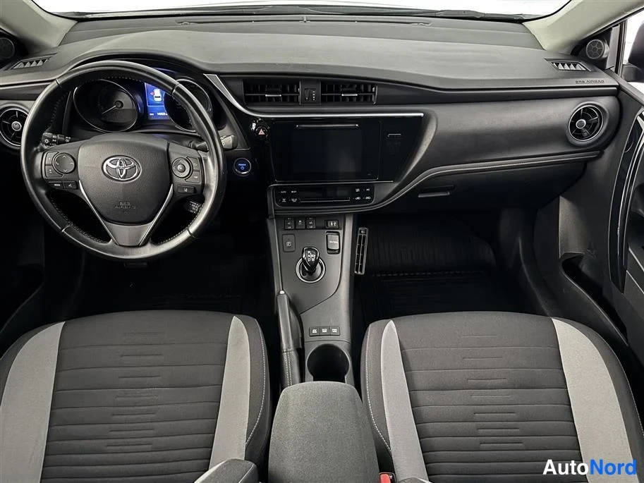 Green Toyota Auris 2018, cockpit, photo 9