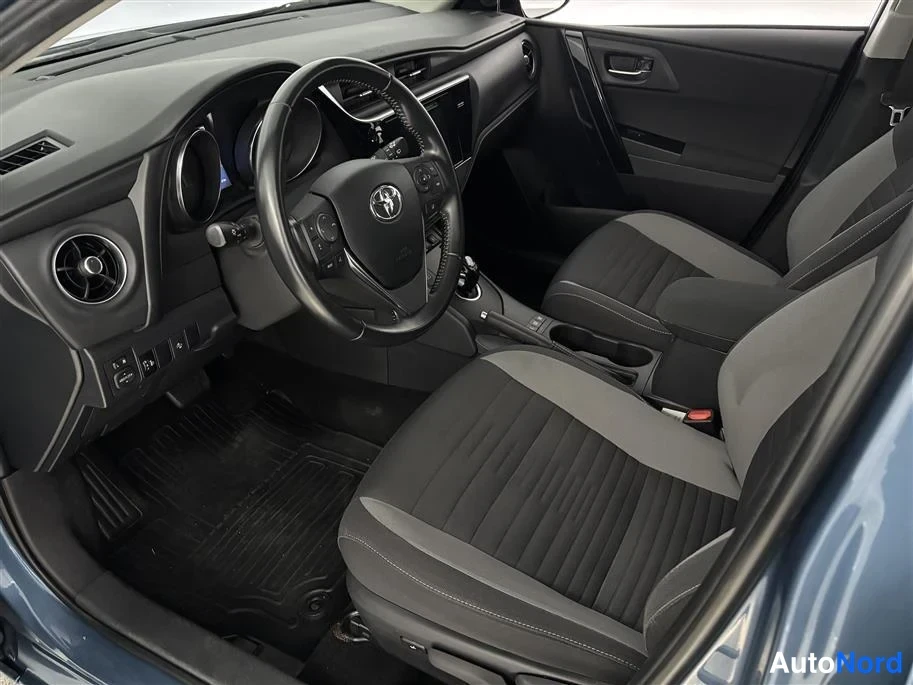 Green Toyota Auris 2018, front seats, photo 13