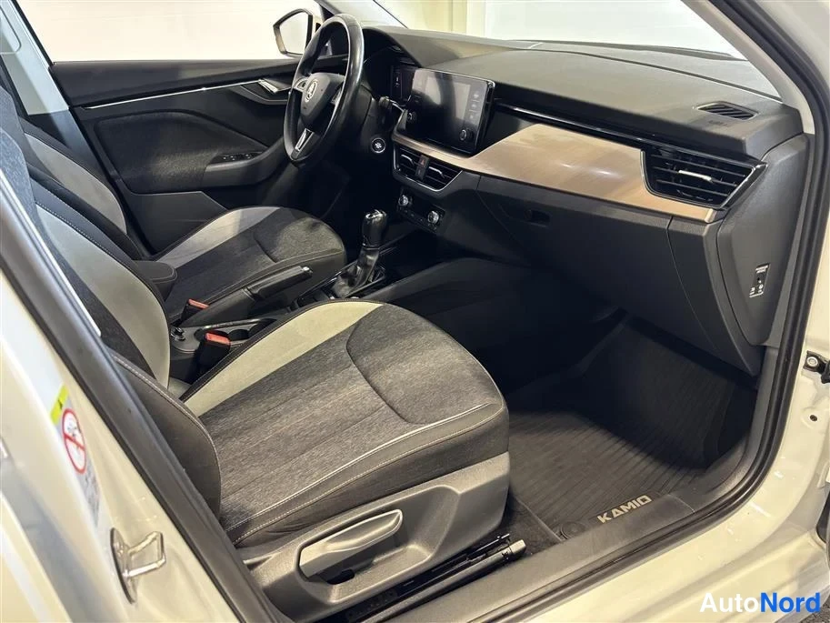 White Skoda Kamiq 2019, cockpit, photo 9
