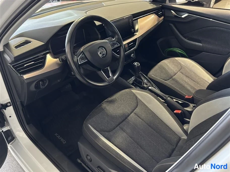 White Skoda Kamiq 2019, cockpit, photo 8