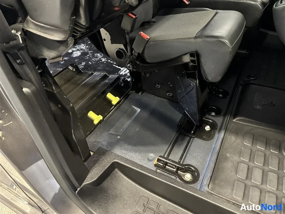 Grey Peugeot Expert 2020, front seats, photo 11