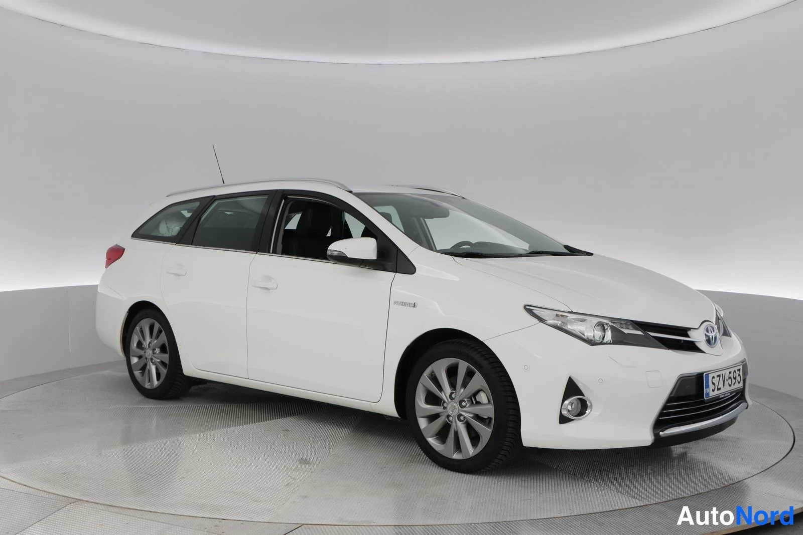 White Toyota Auris 2015, front three-quarter, nose to the right, photo 4