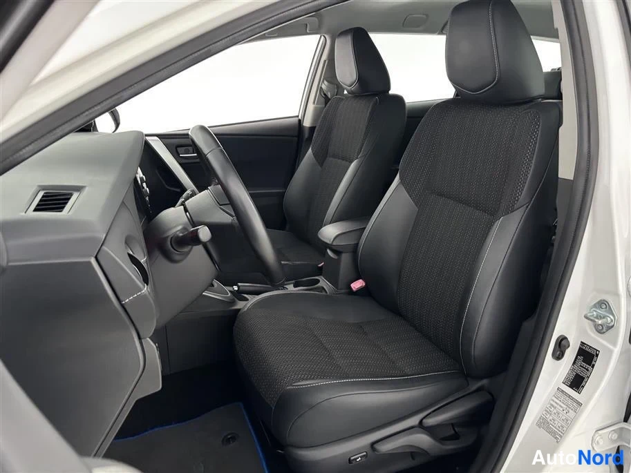 White Toyota Auris 2015, front seats, photo 15
