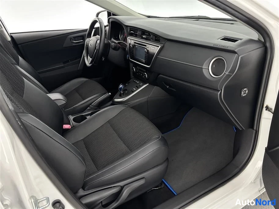 White Toyota Auris 2015, cockpit, photo 12