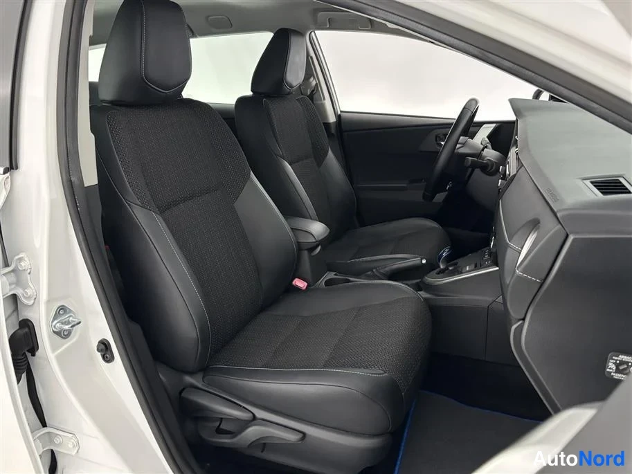White Toyota Auris 2015, front seats, photo 16