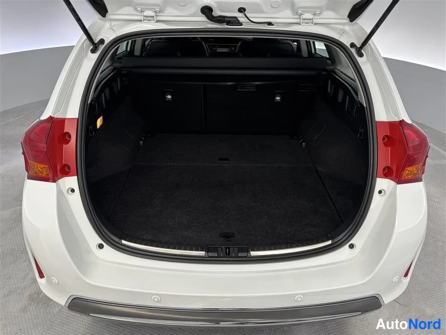 White Toyota Auris 2015, boot, photo 19